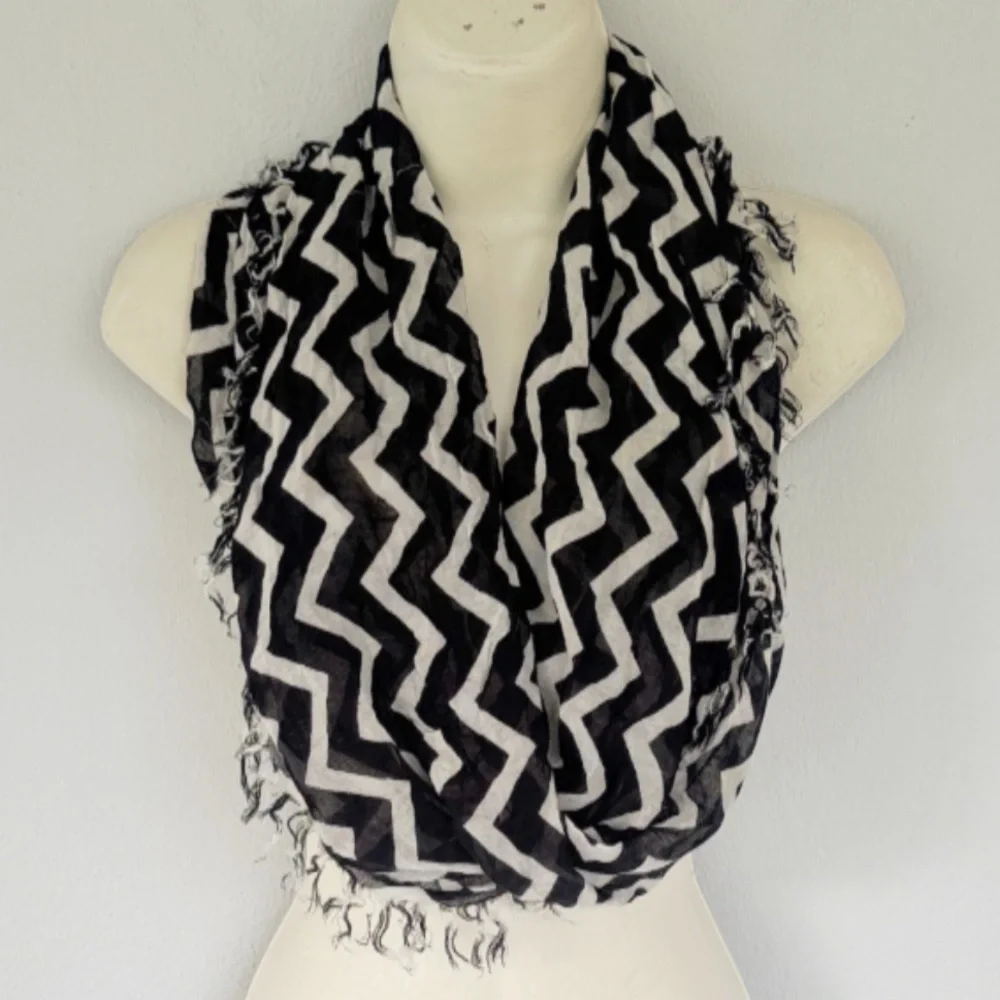 Black and white chevron stripe print lightweight fringe trim infinity scarf OS